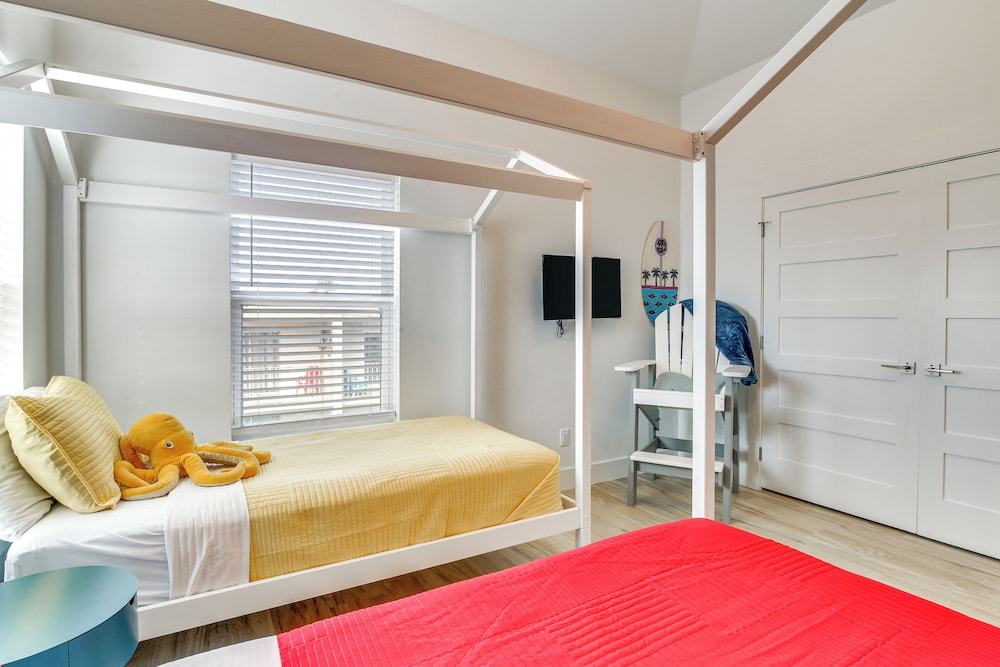 1 Block to Beach: South Padre Island Paradise!