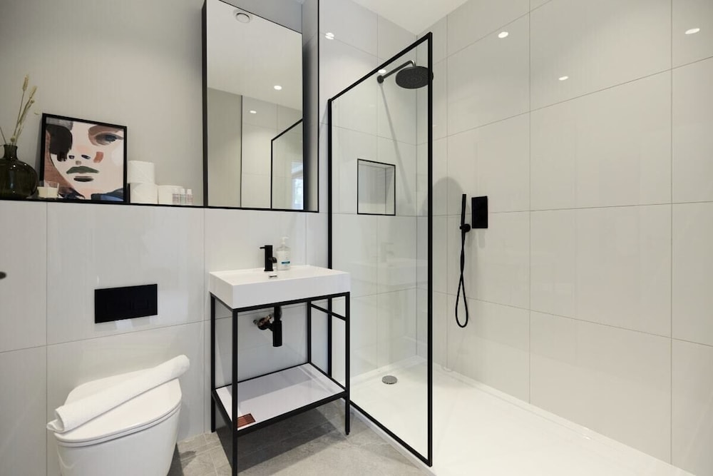 The Brondesbury Quarters - Modern 2bdr Flat With Balcony + Parking