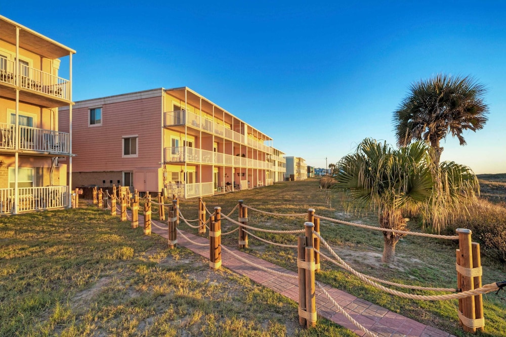 Sleeps 16 2 Beachfront Condos, Pool+pickleball+tennis Island Retreat Complex