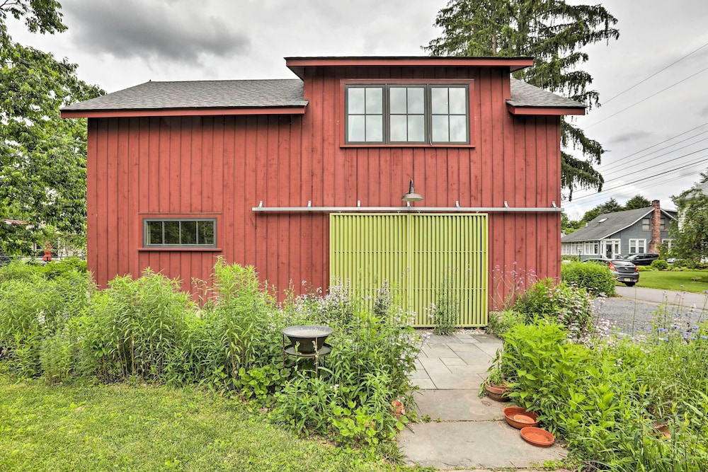 Barn-like Studio Suite w/ Flowering Garden!