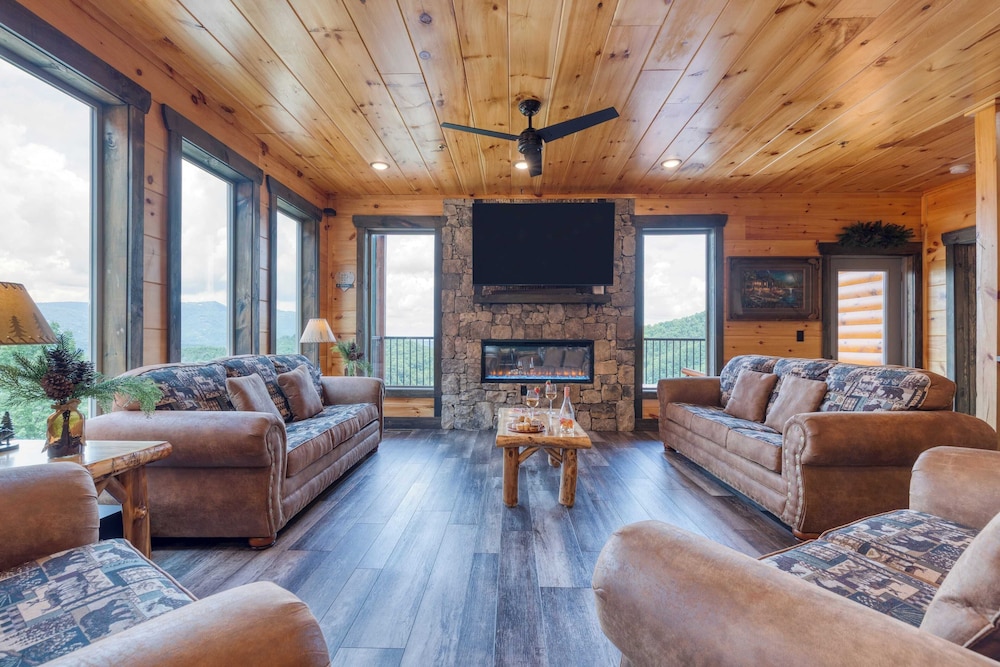 All Fun & Games by Avantstay Indoor Pool, Game Room, Theater, Mountain Views Near Pigeon Forge & Dollywood