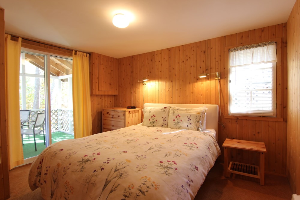 Birch Cliff Lodge on Baptiste Lake