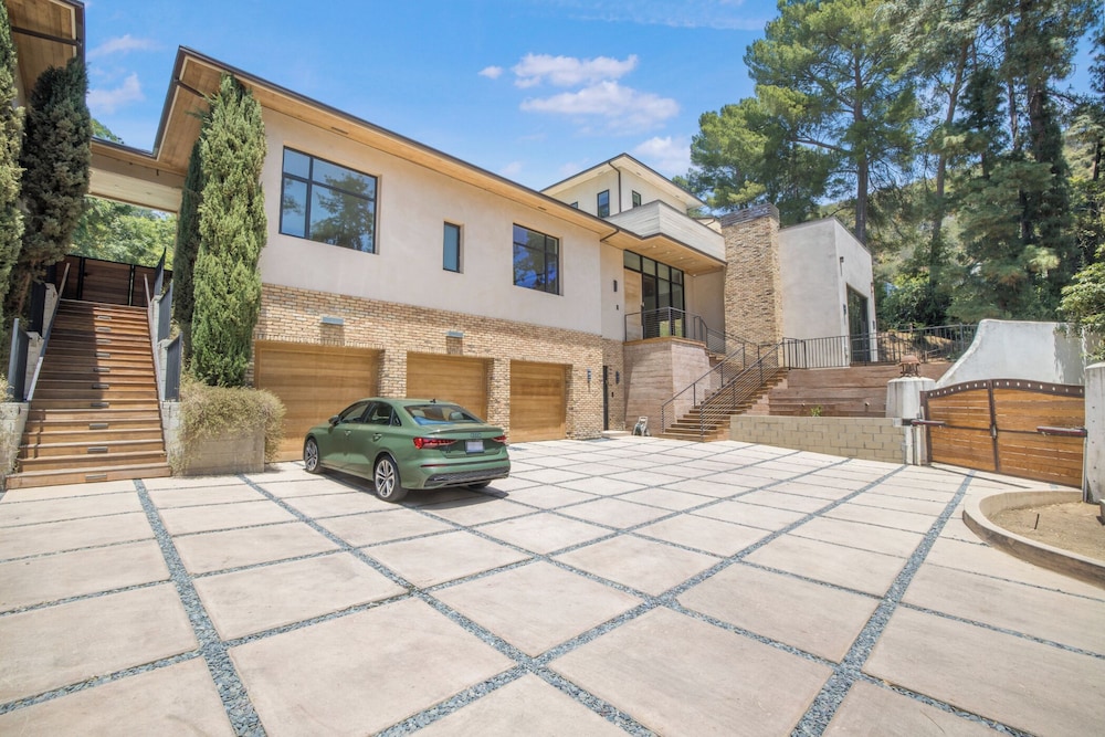 Bowmont - Resort-style Beverly Hills Escape w/ Pool, Garden and Privacy