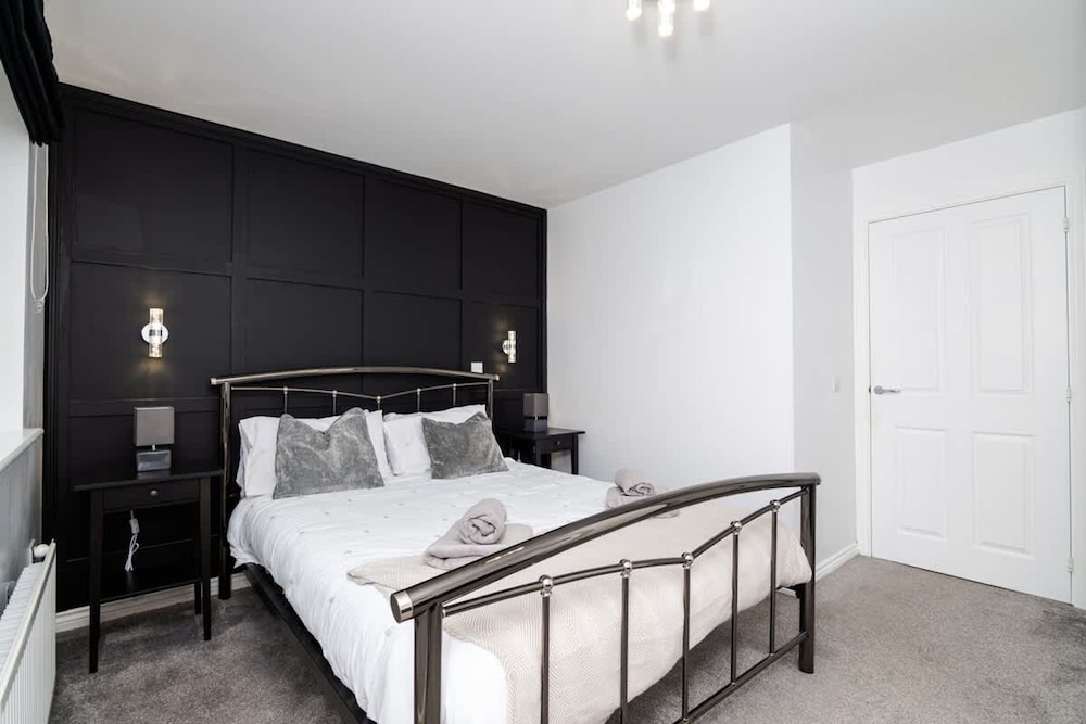 3 Bedroom House-private Parking