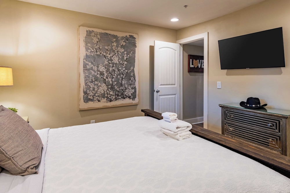 Cumberland River Views, Walk to Broadway, Downtown & Stadium Rockin' Riverfront