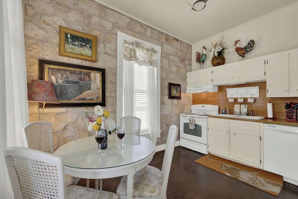 Charming Balcony Suite Overlooking Main Street-walk to Everything!