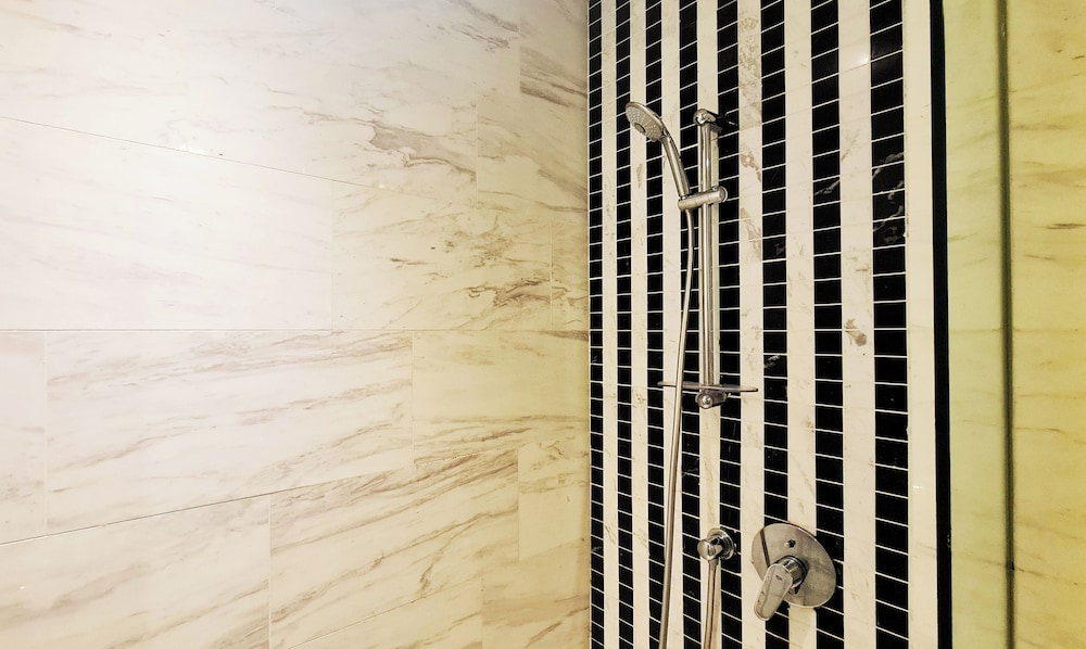 Moonway Luxury Suites At Eaton Residence