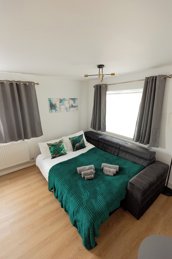 London Chic Apt, Great Location Free Parking