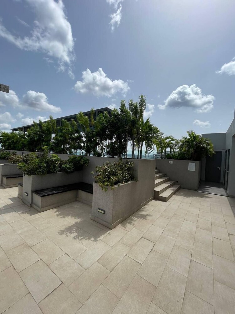 Lennox Luxury Suites by Cozy