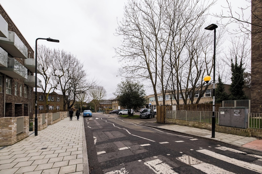 Sophisticated 2 Bed Flat with Balcony in Acton