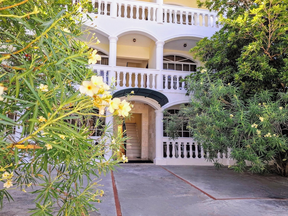 Costambar Seaside Apartment With Pool