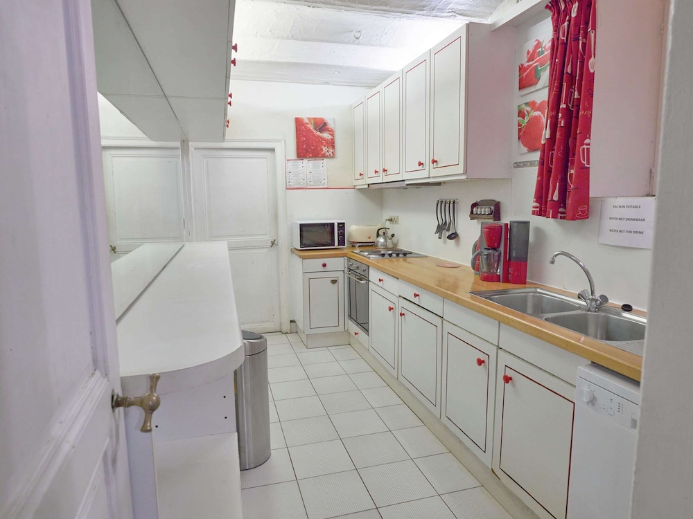 Spacious Family Home, Sosoye view 5