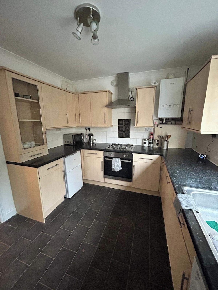 Cosy 3-bed Retreat - Garden, Parking & Bbq