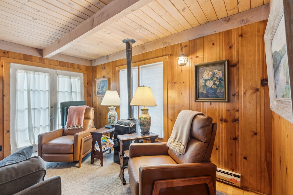 Cozy Mountain Retreat Relax & Explore