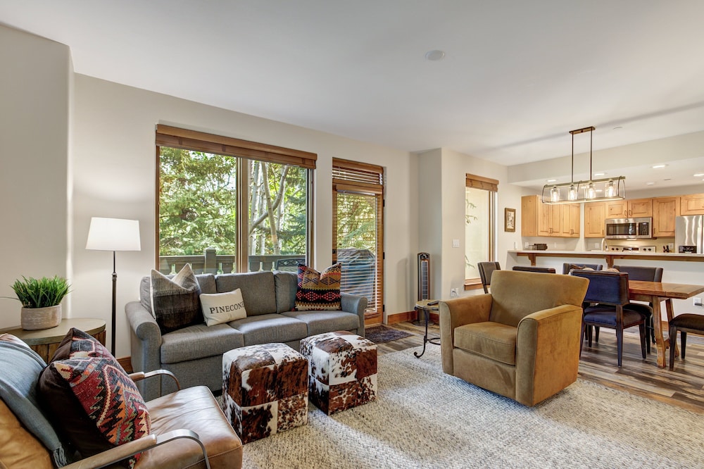 Premium 2 Bedroom Condo in Arrowhead Village! 2 Condo