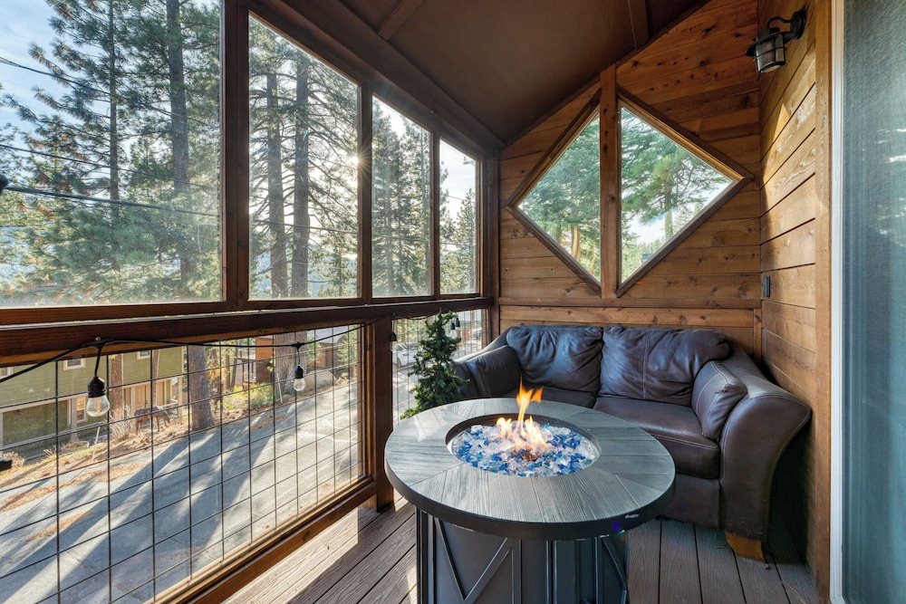 Denton by Avantstay Hot Tub, Deck w/ Fire Pit Near Skiing & Lake!