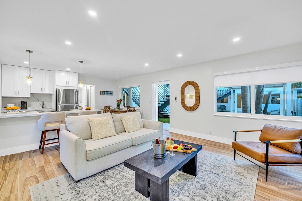 Beach Condo King Bed Lush Patio w BBQ Birch Key One