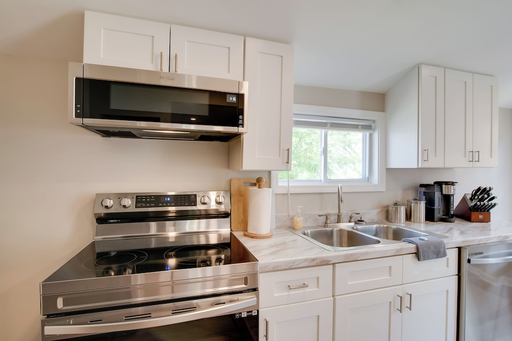 Walk to Wku, Bars & Dining! Updated Duplex Home