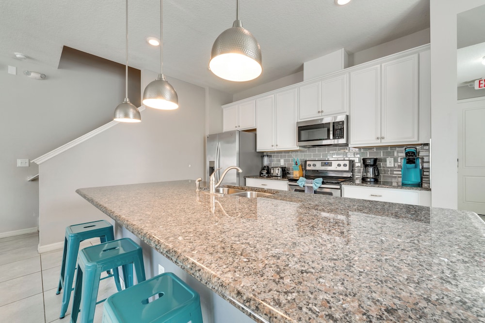 4 Mi to Wdw: Sleek Townhome w/ Community Pool!