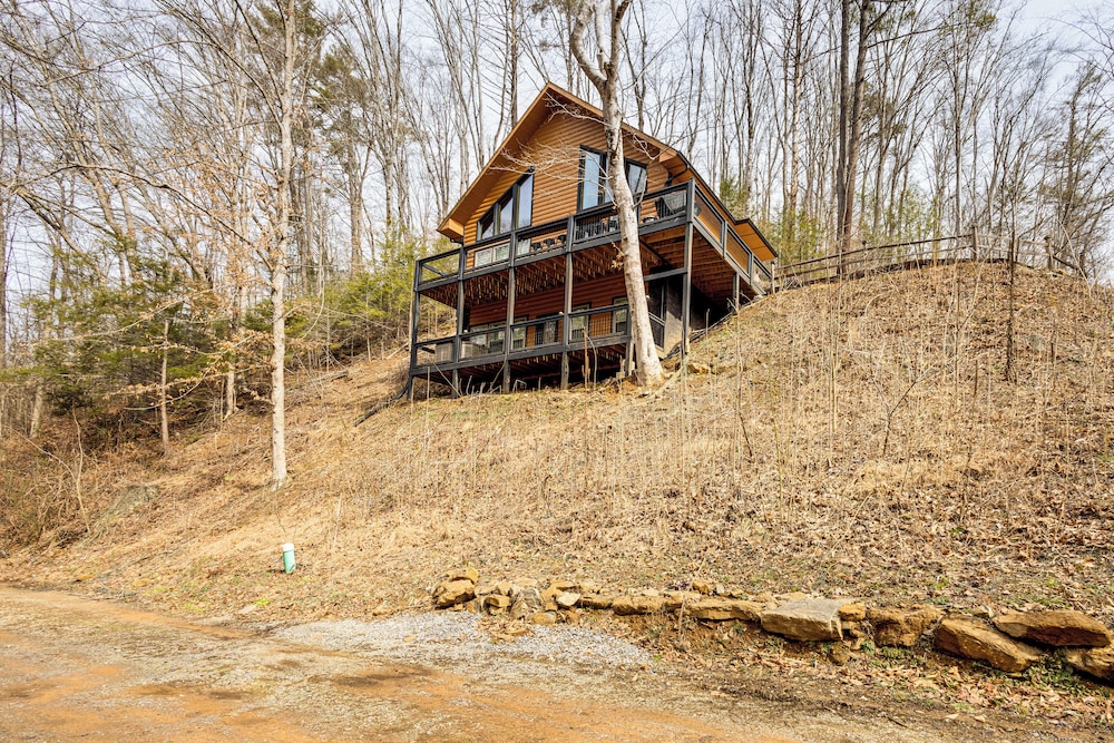 8 Mi to Dollywood: Cabin w/ Hot Tub & Decks!