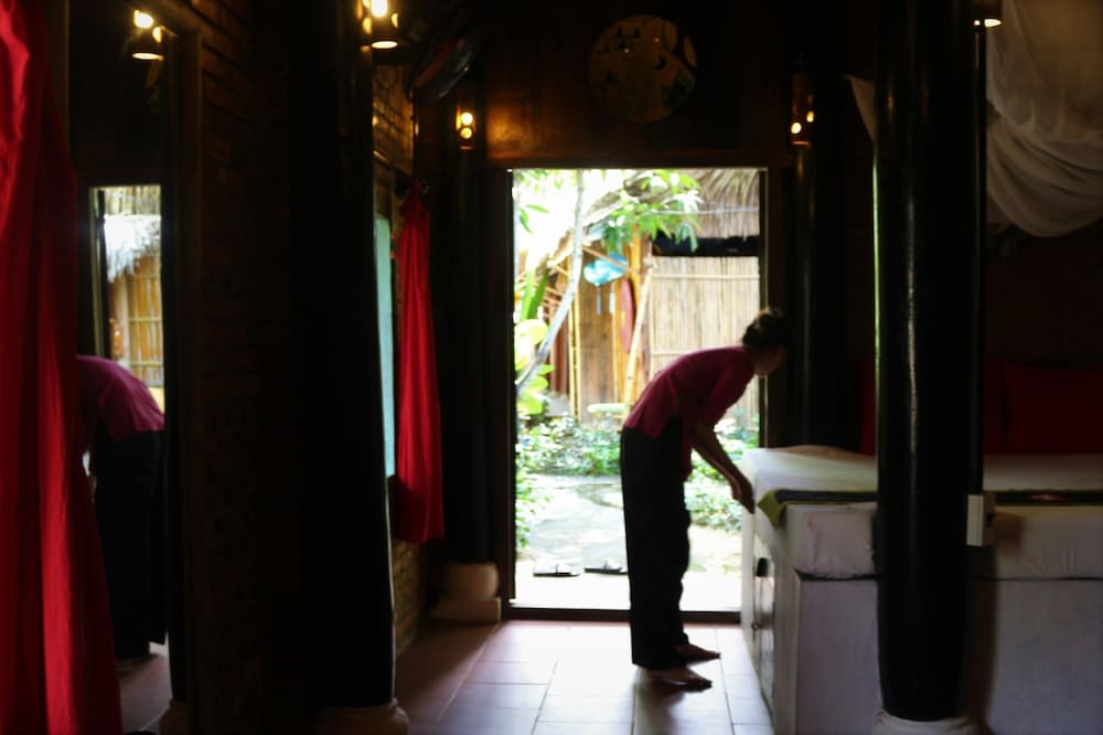 Under the coconut tree - Hostel