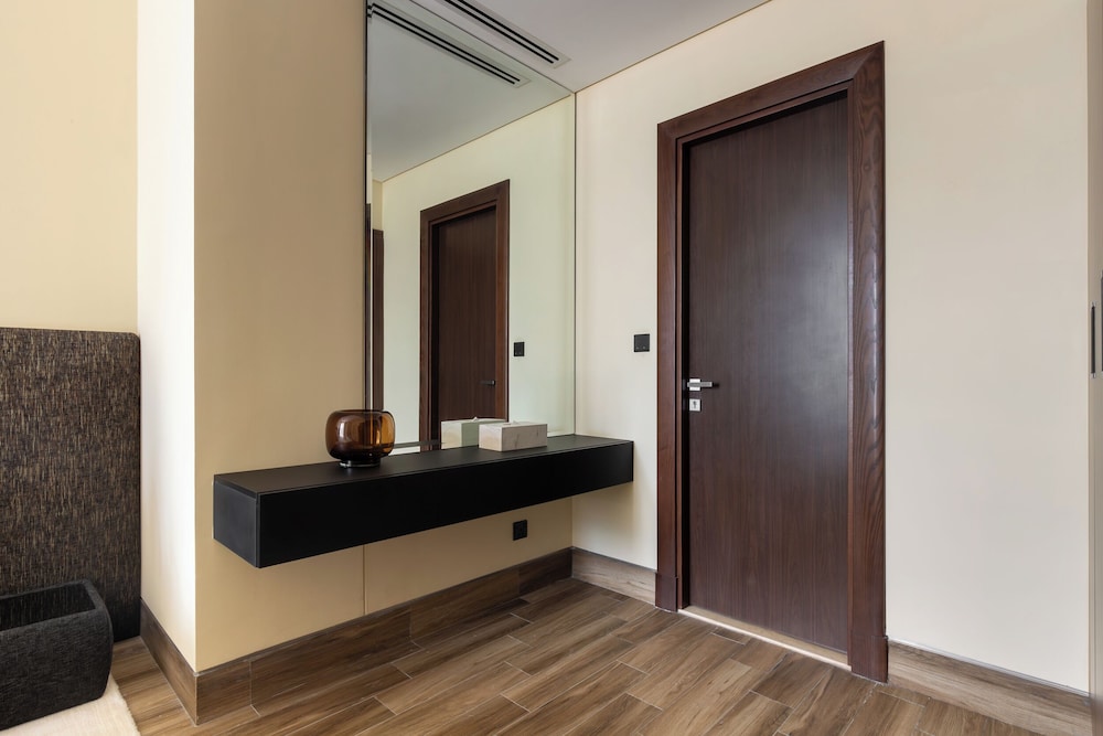 SIMPLY COMFORT Urban Chic Suites in J One Tower City & Canal Views