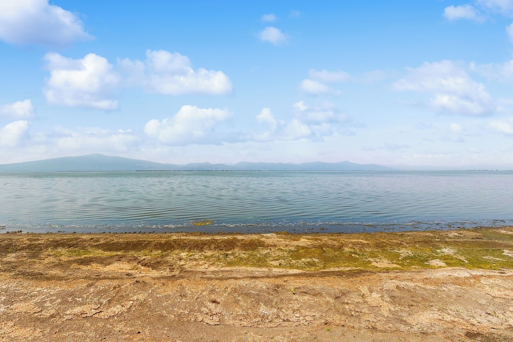 3BR House w/ Lake Views, Full Kitchen, A/C & Wifi