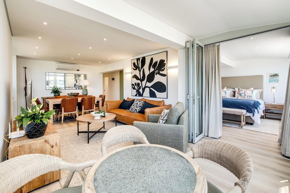 2bed Mouille Point Apartment w Amazing Cape Views