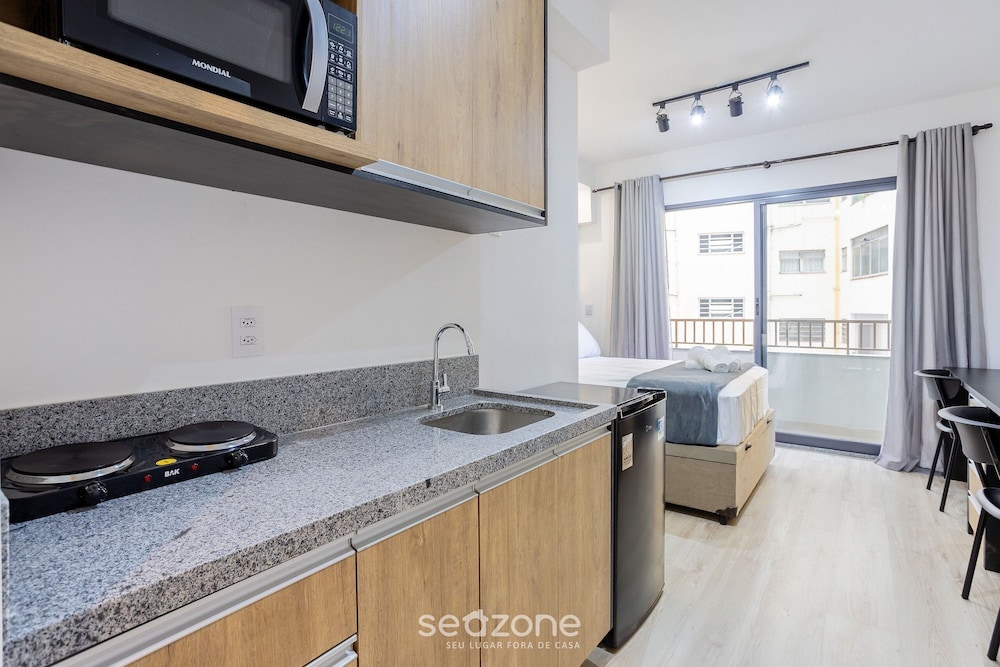 Apt w/ Balcony & View, 650m From the Metro Nik0504