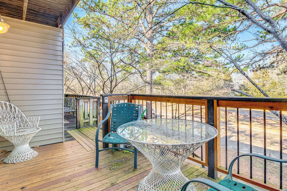 4 Mi to Greers Ferry Lake: Condo w/ Deck & Balcony