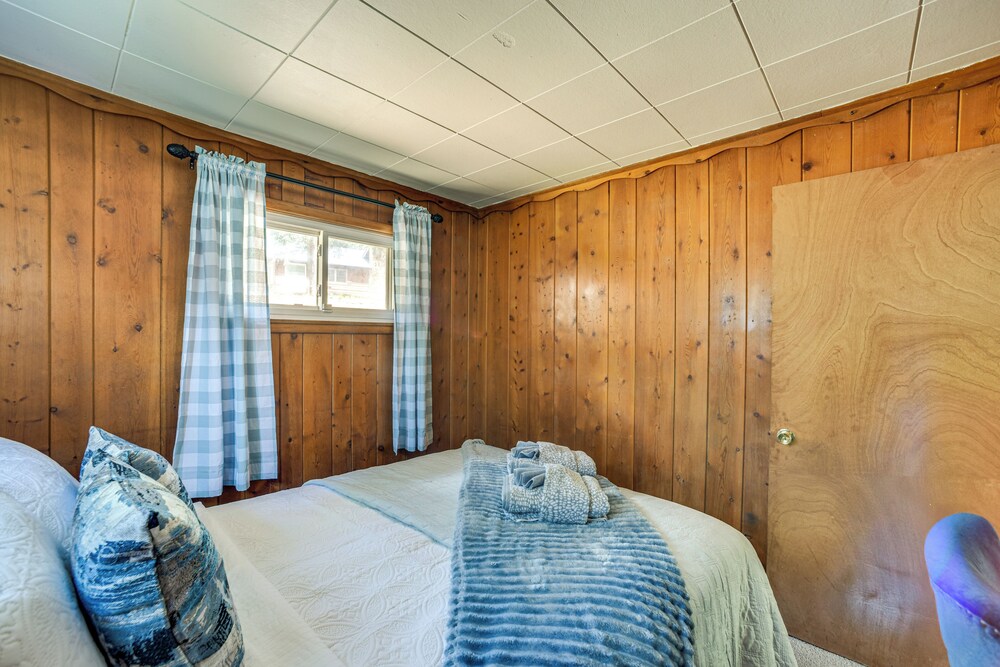 Dog Friendly: Cabin w/ Yard & Mtn Views in Cascade