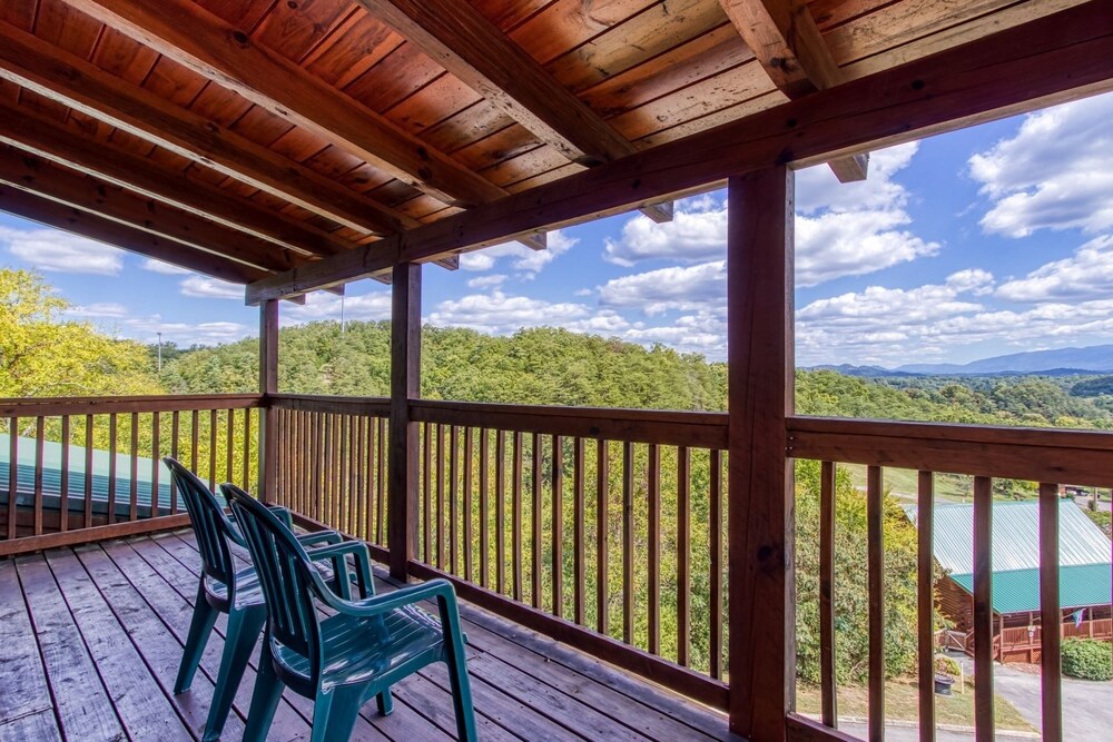 Ern864 - The Cedars - Great Location! Close To All The Action! 5 Bedroom Cabin by RedAwning view 5