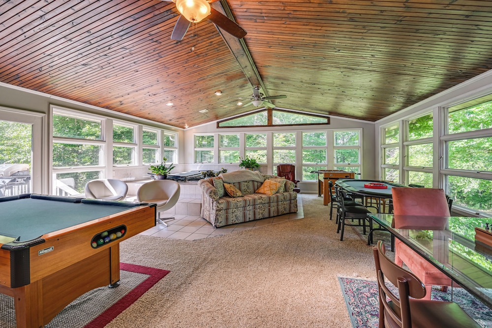 Golf Course Views & Games Galore - Vine Grove Gem!
