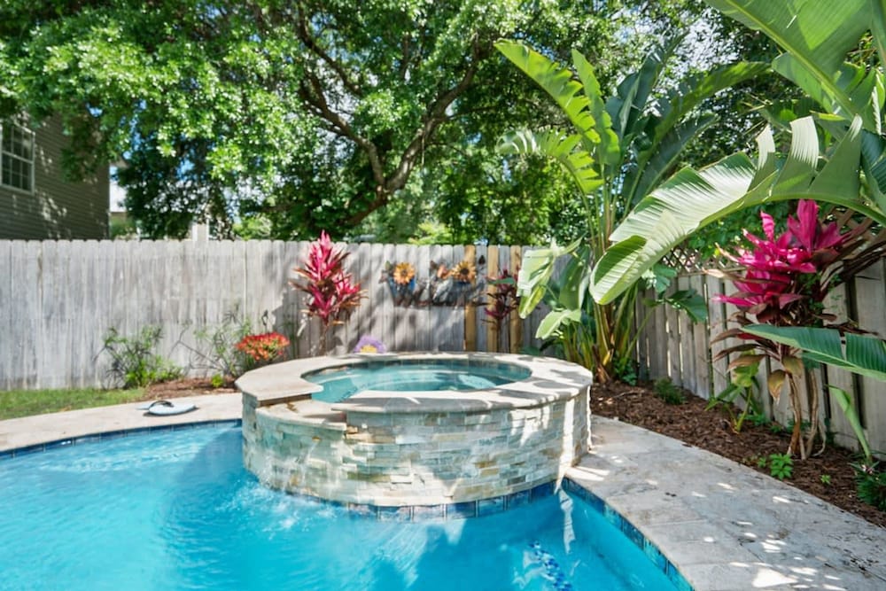 Pool and Hot Tub Walk to Ice Plant and Downtown