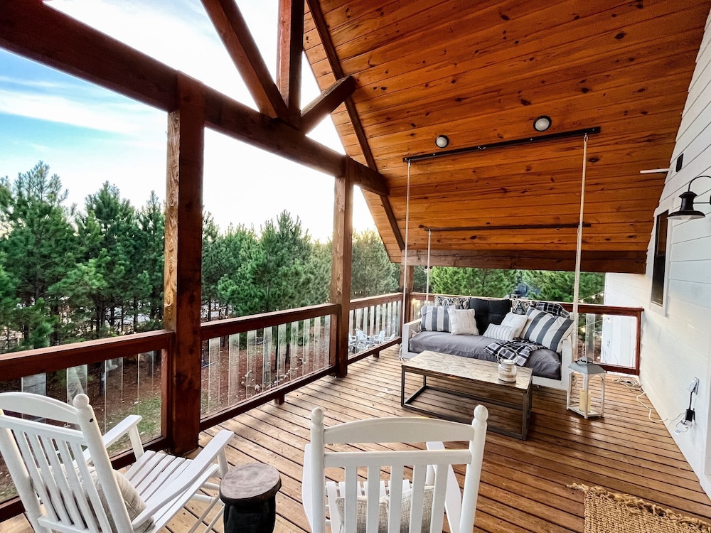 Sugarberry Farm Farmhouse! Firepit, Porch Swing