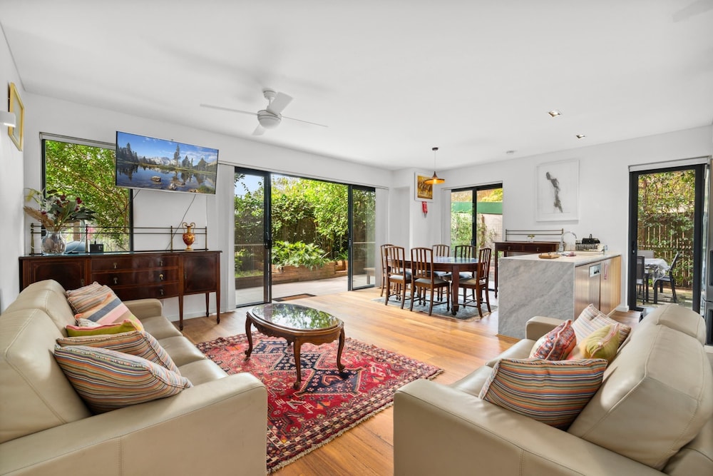 Spacious 2-bed Retreat With BBQ & Courtyard