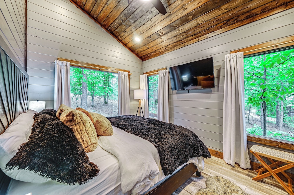 Luxe Broken Bow Vacation Rental: Hot Tub & Pets OK