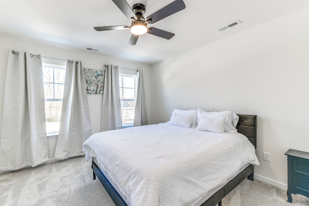 12 Mi to Dtwn Richmond: Spacious Home w/ Deck!