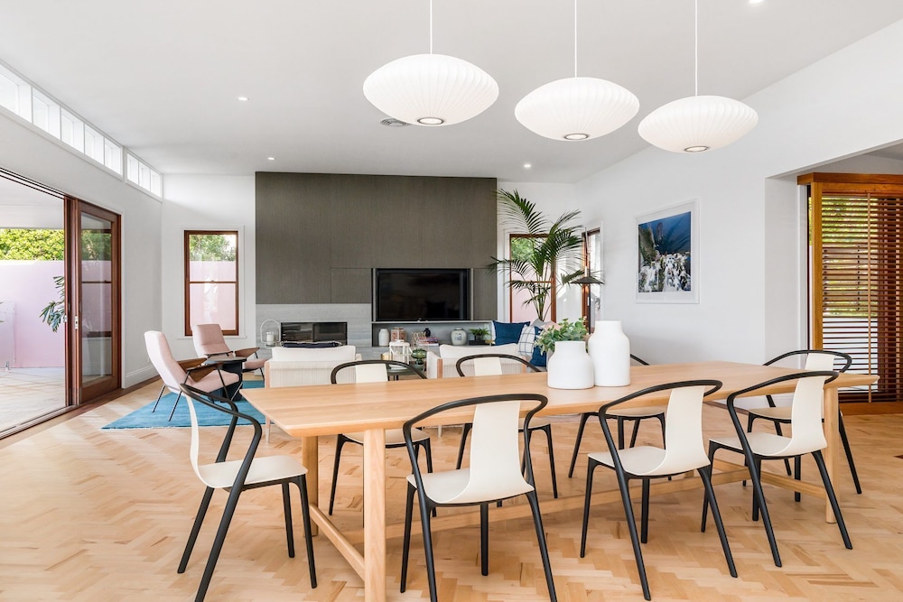 Your Luxury Escape - White Wood view 3