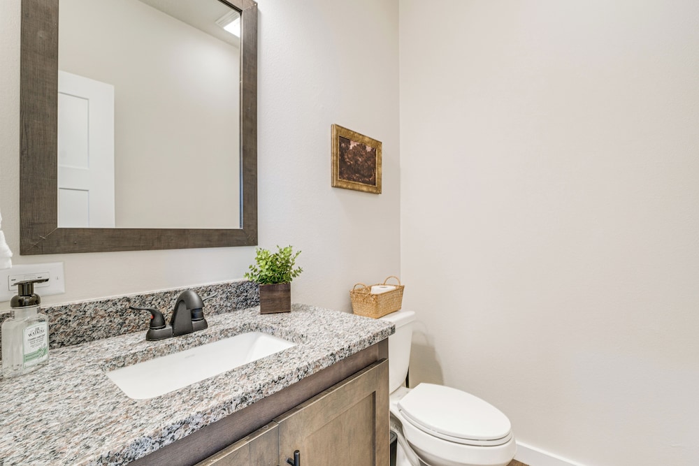 Private Hot Tub: Newly Built Fraser Townhome