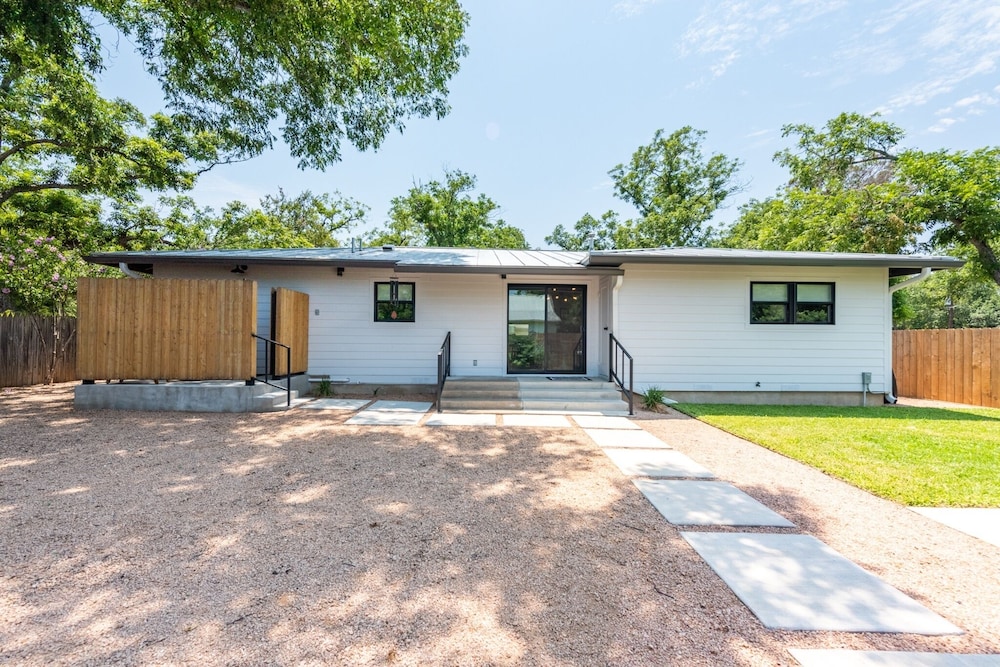 Zander Haus 3 Bedroom Home by RedAwning