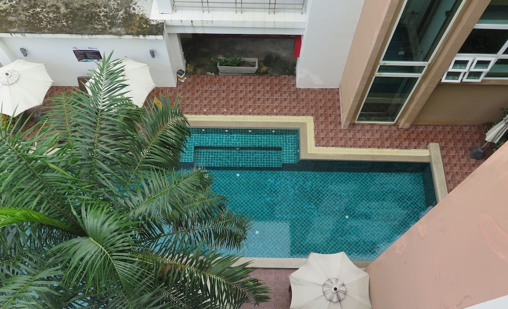 6-30 - 1 Bdr Condo With Balcony and Shared Pool