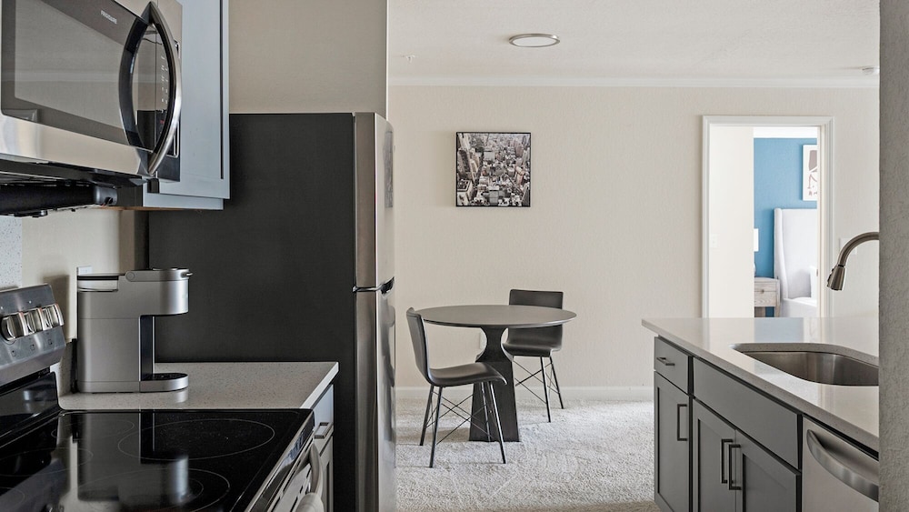 Landing Beautiful 1bd, Courtyard, Clubhouse