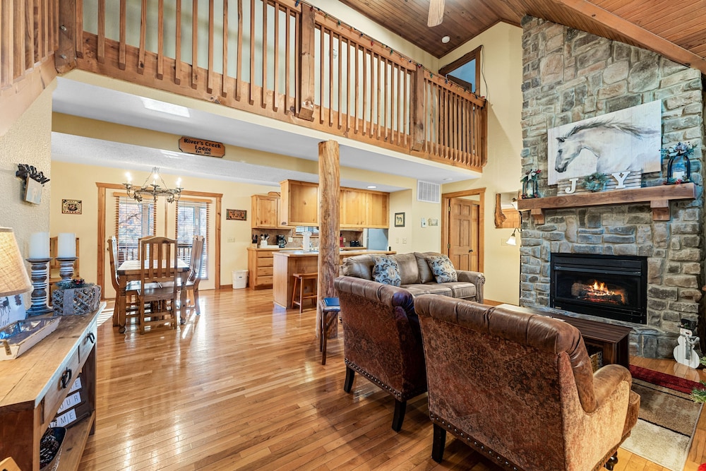River's Creek 4 Bedroom Cabin by RedAwning