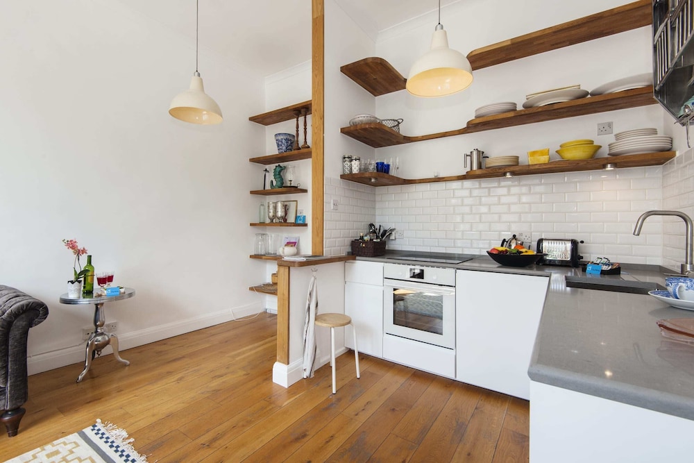 Bright Talbot Road Apartment view 5