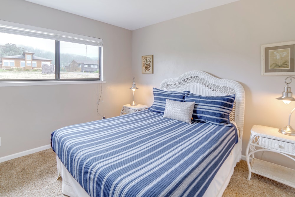 Beach Access & Hot Tub: Coastal Gem in Manchester