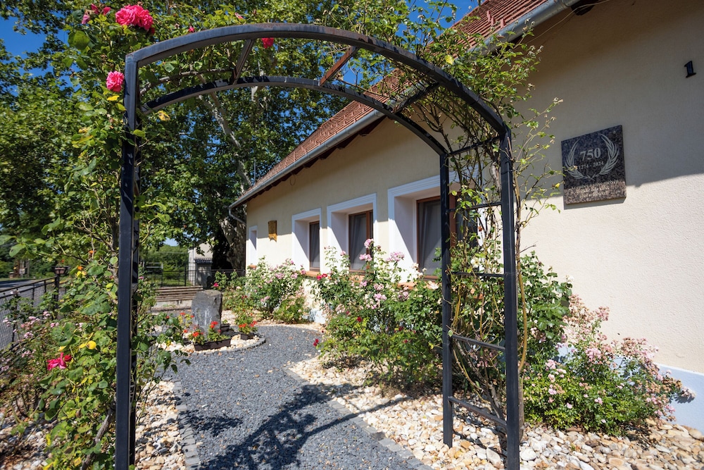 Nora Guest House