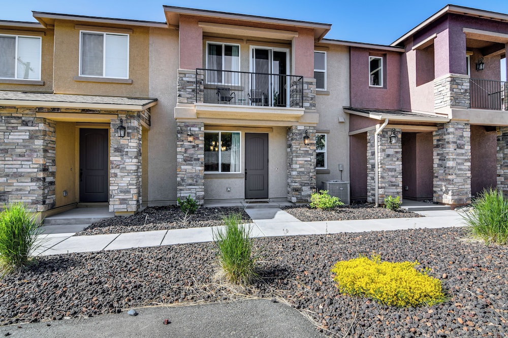 16 Mi to Lake Tahoe: Carson City Townhome
