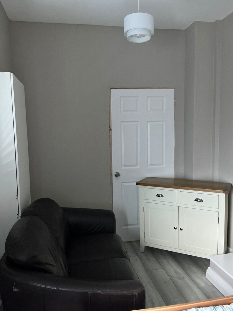 Cozy Coastal Retreat in Colwyn bay Sleeps 8