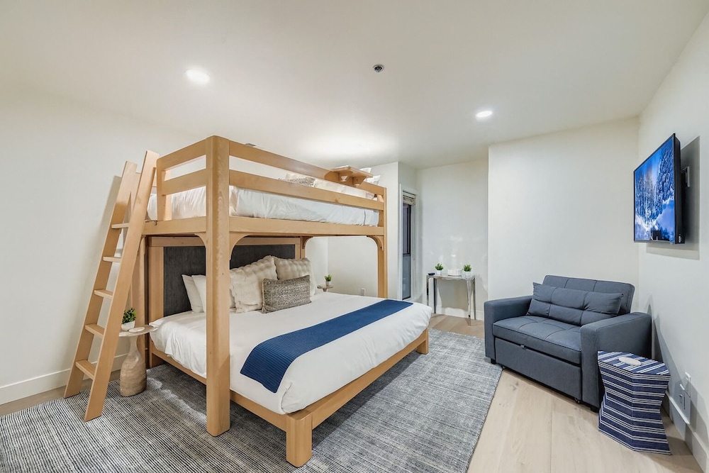 Woodside Avenue Retreat 1375 2 Bedroom Condo
